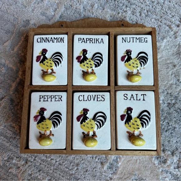 Vintage 1950s Wall Mount Spice Rack Set Wood Frame Retro Rooster Spice Jars - Picture 7 of 8